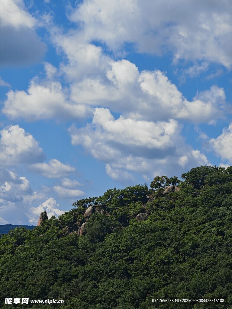 青山蓝天间的秀丽景致
