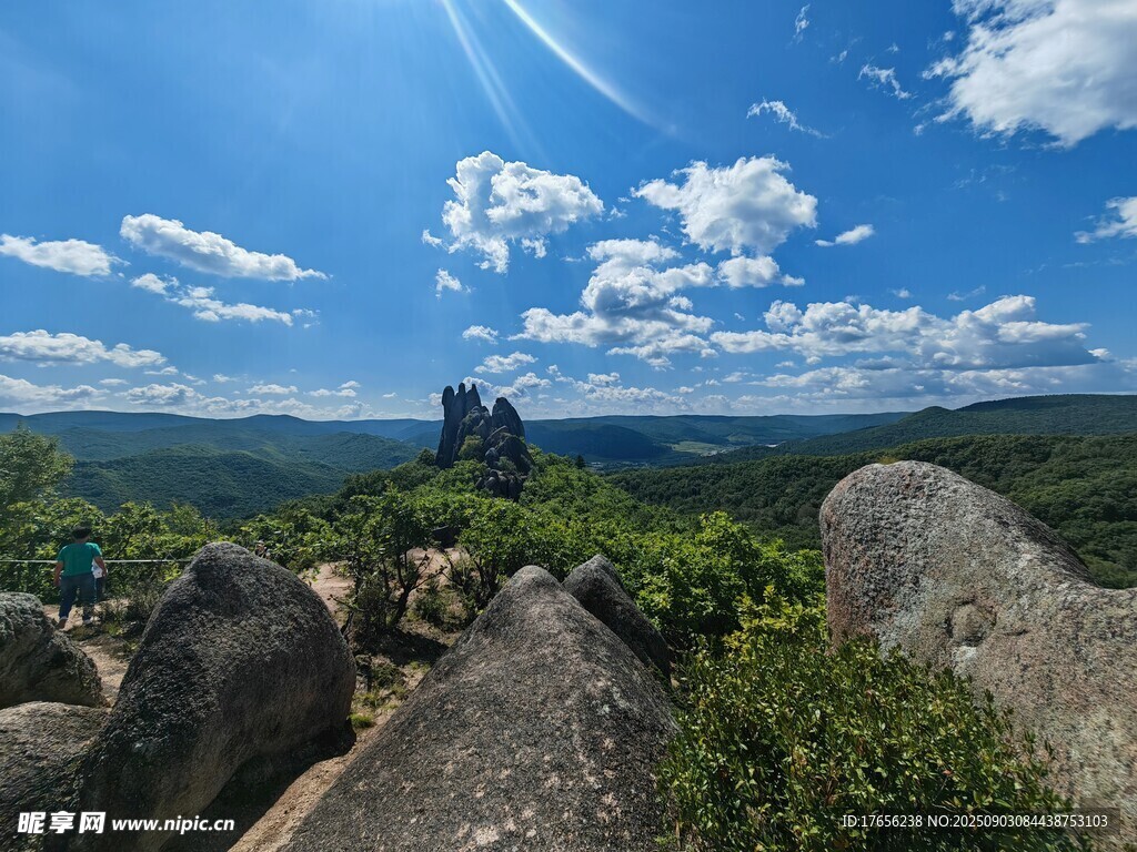 山顶壮美风光与岩石景观