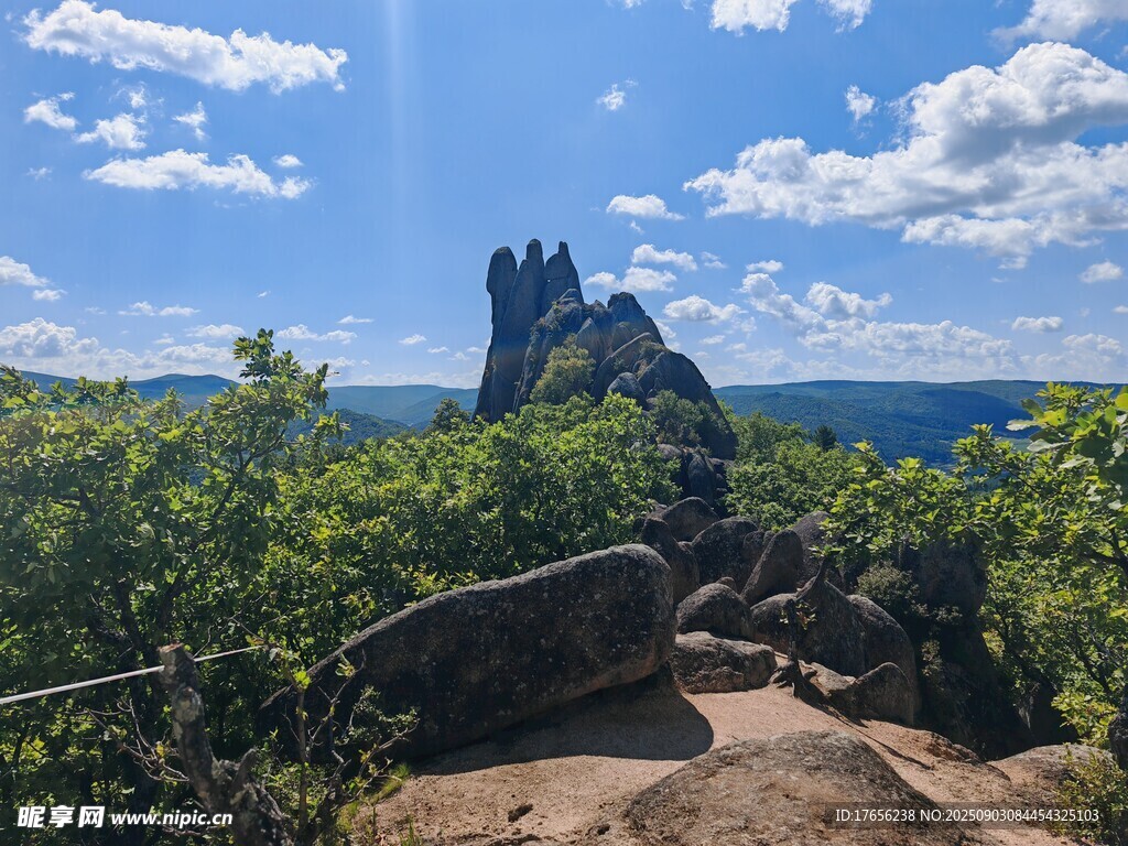 山间奇景