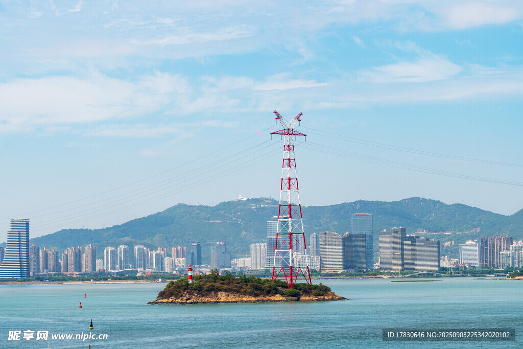 海滨城市景观中的信号塔