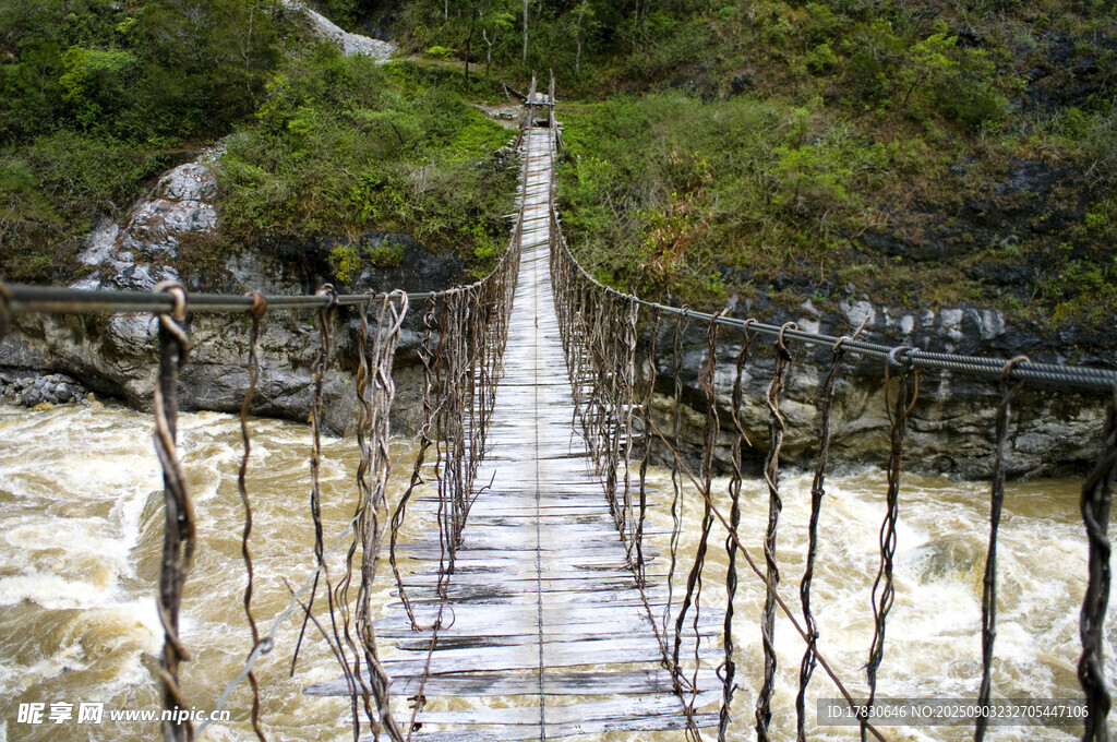 山间悬索桥横跨湍急河流