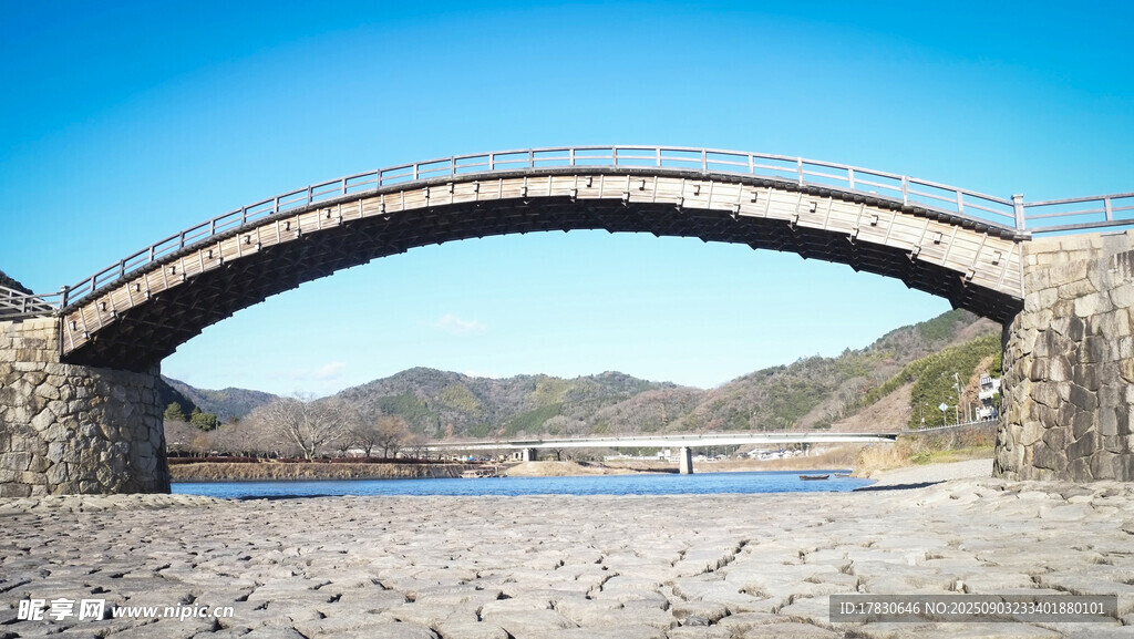 古老石拱桥横跨山水间