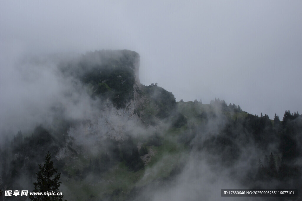 云雾缭绕的山峦美景