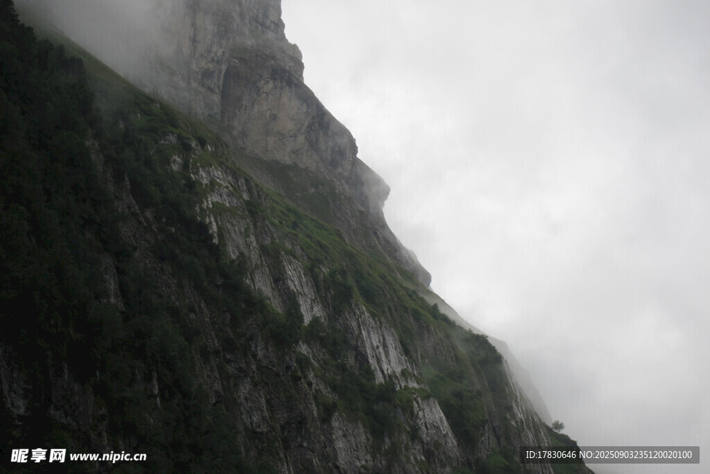 云雾缭绕的陡峭山壁