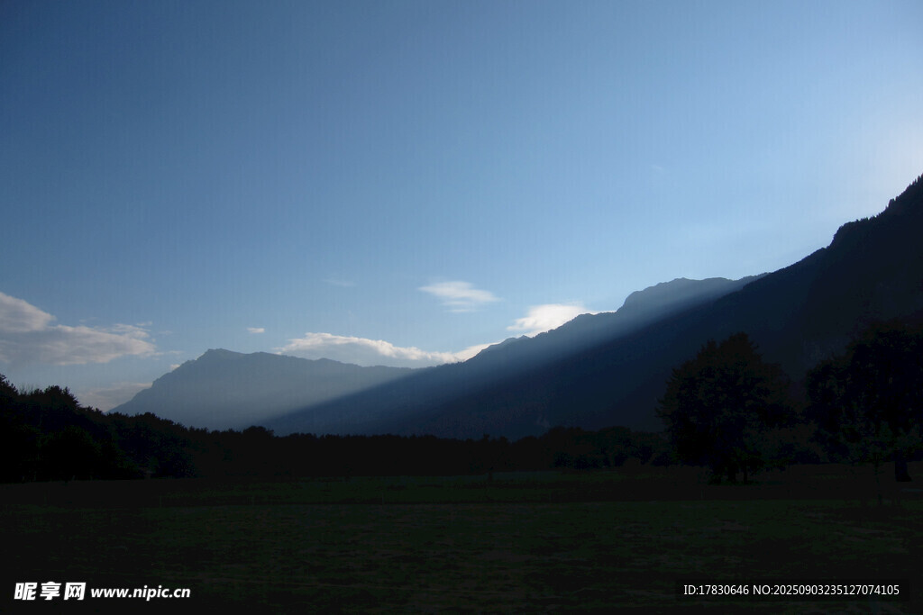 山间暮色风景