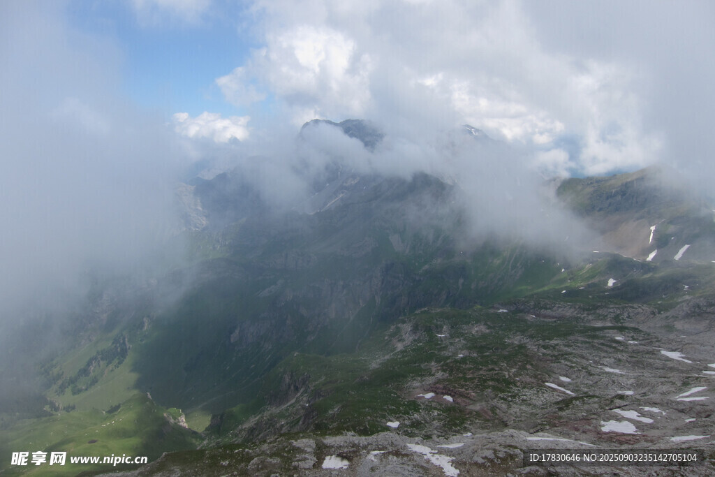 云雾缭绕的山间美景