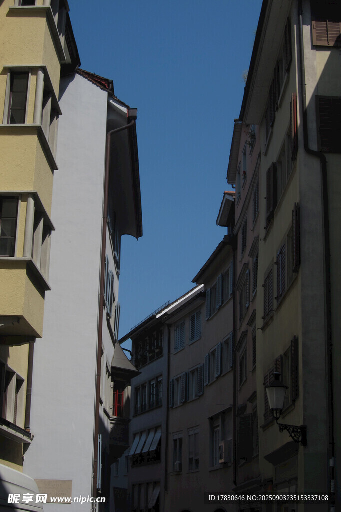狭窄街道旁的多彩建筑