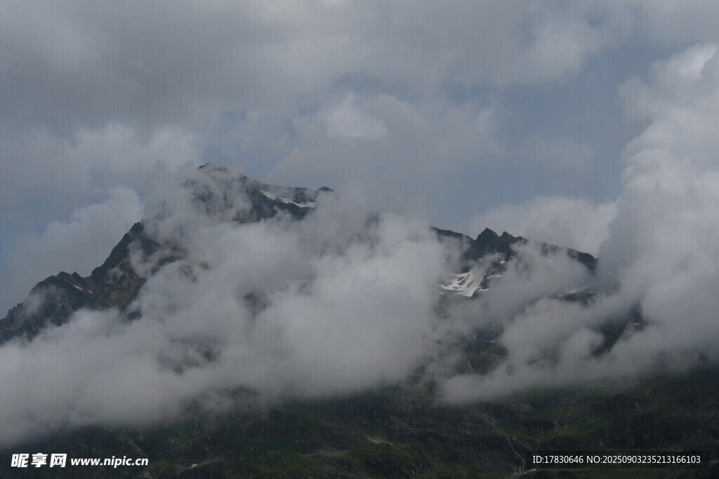 云雾缭绕的壮丽山峰
