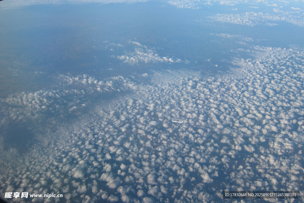高空俯瞰云海美景