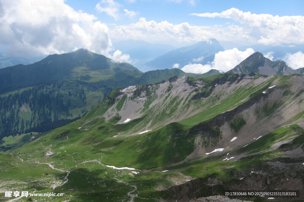 高山绿野间的秀丽风光
