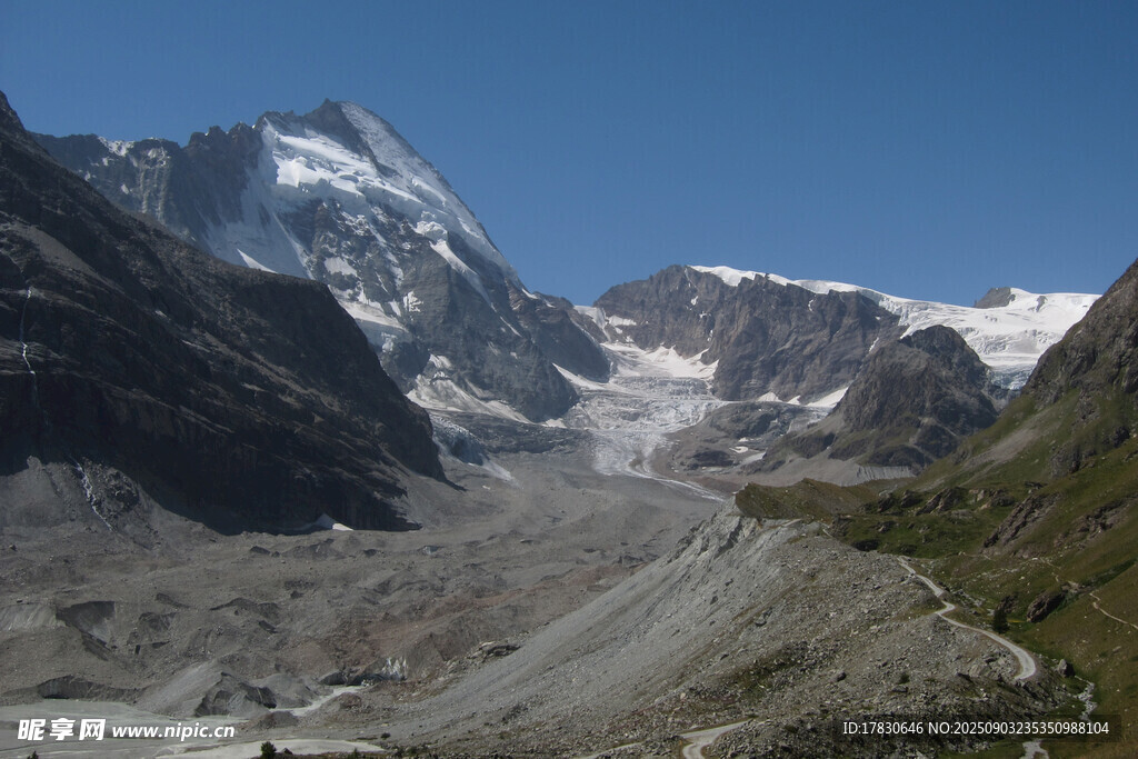 壮丽雪山山谷景观