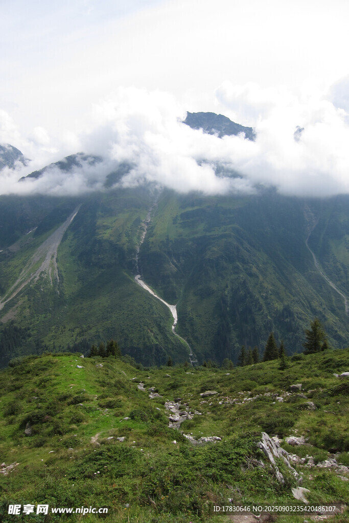 山间云雾缭绕的秀丽景致