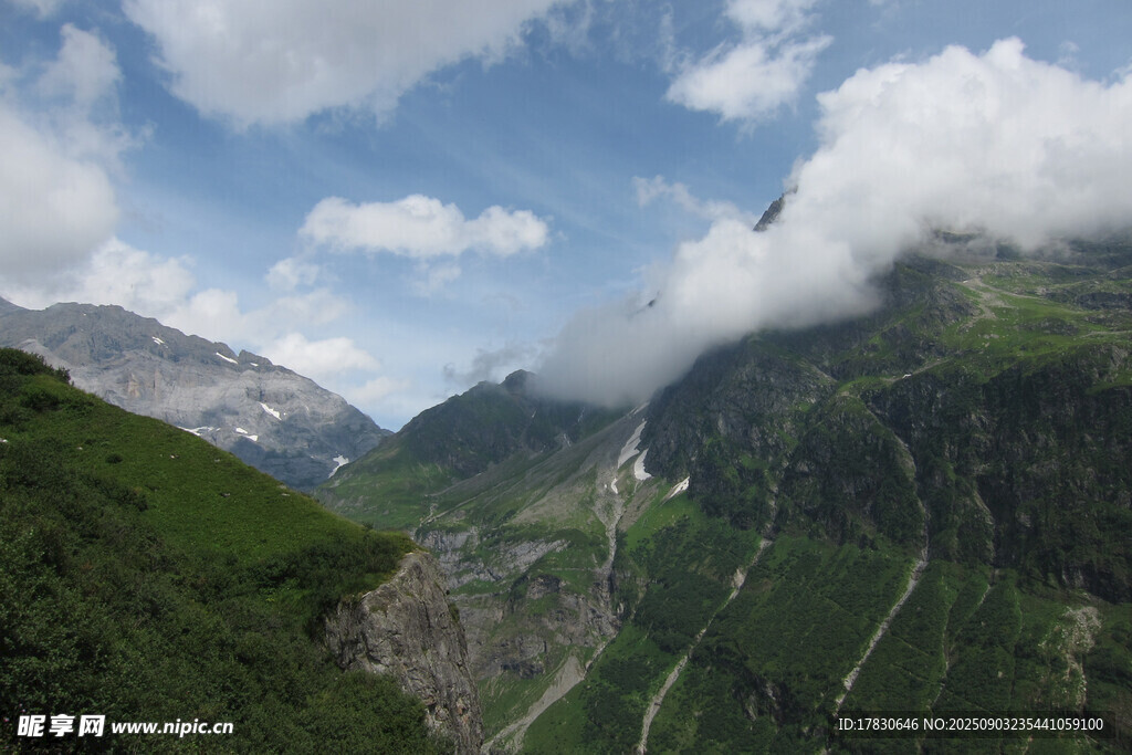 高山云海间的壮美自然景观