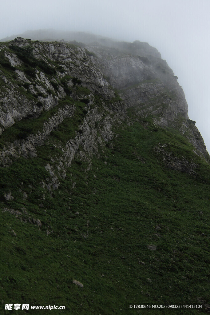 云雾缭绕的巍峨青山