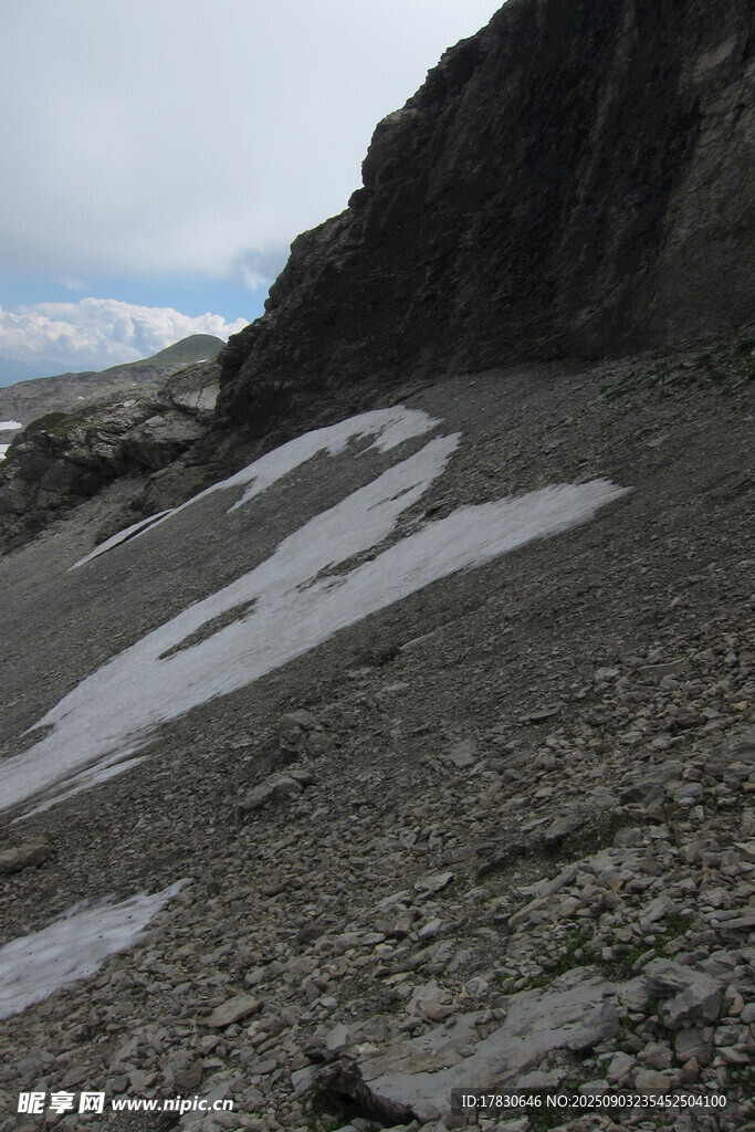 山间残雪与嶙峋岩石景观