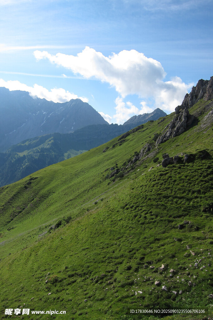 青山绿野间的秀丽山景