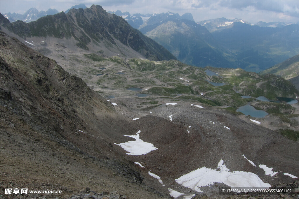 高山雪景与山谷风光