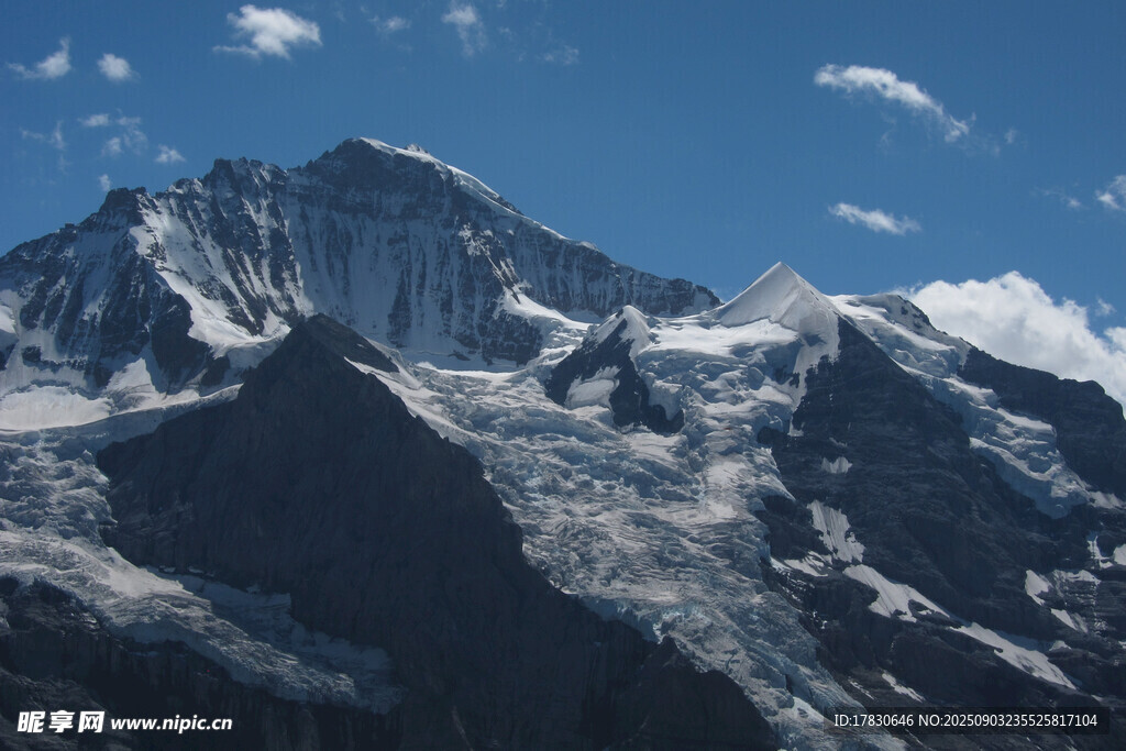 巍峨雪山壮丽景致