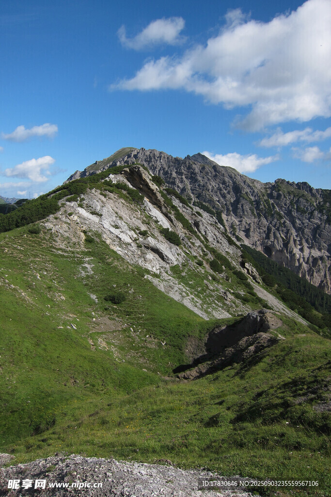 青山巍峨蓝天白云美景