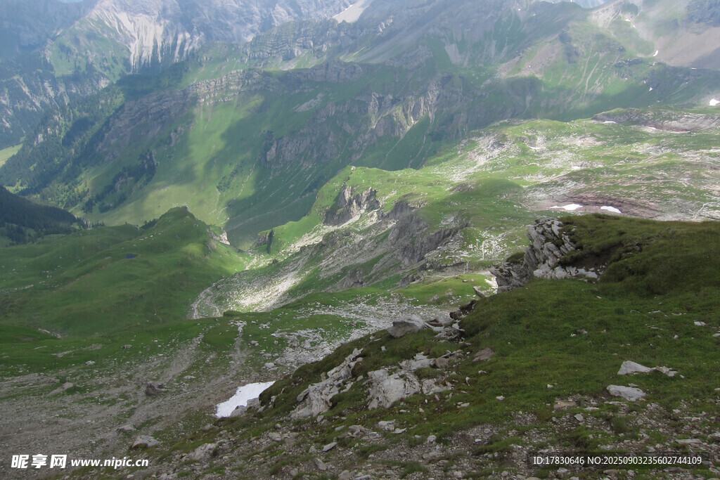 高山绿野间的壮丽自然景观