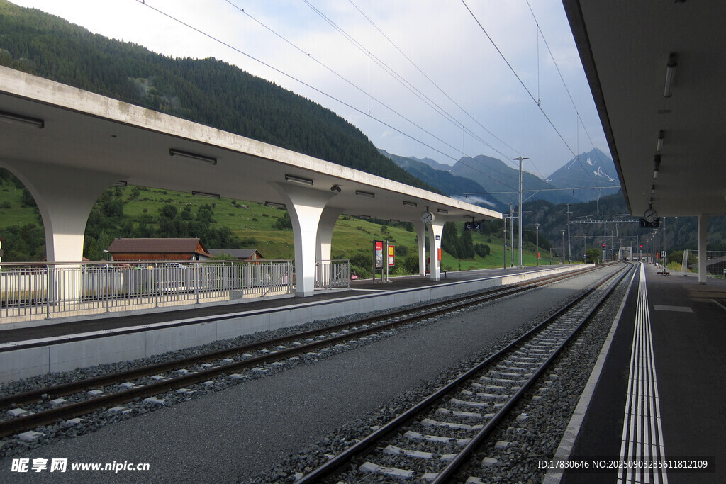 山间铁路站台风景