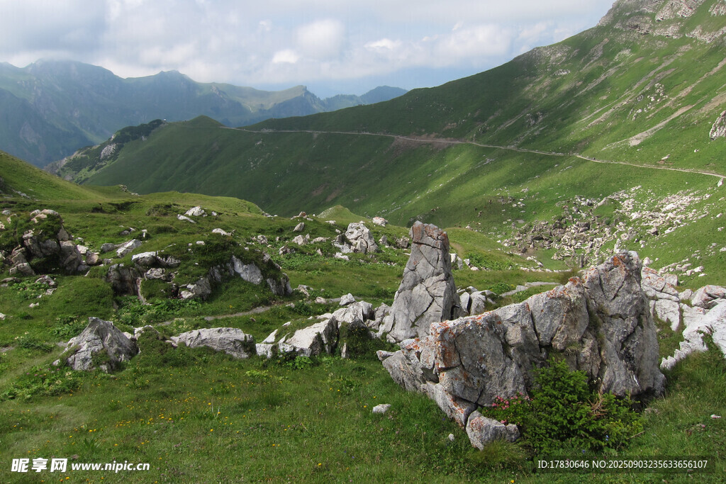山间嶙峋怪石与葱郁草地