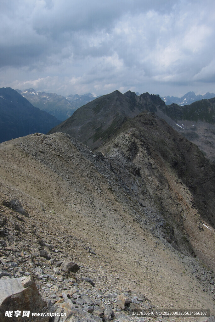 高山砾石地貌景观