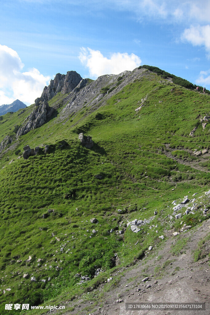 青山绿野间的秀丽山景