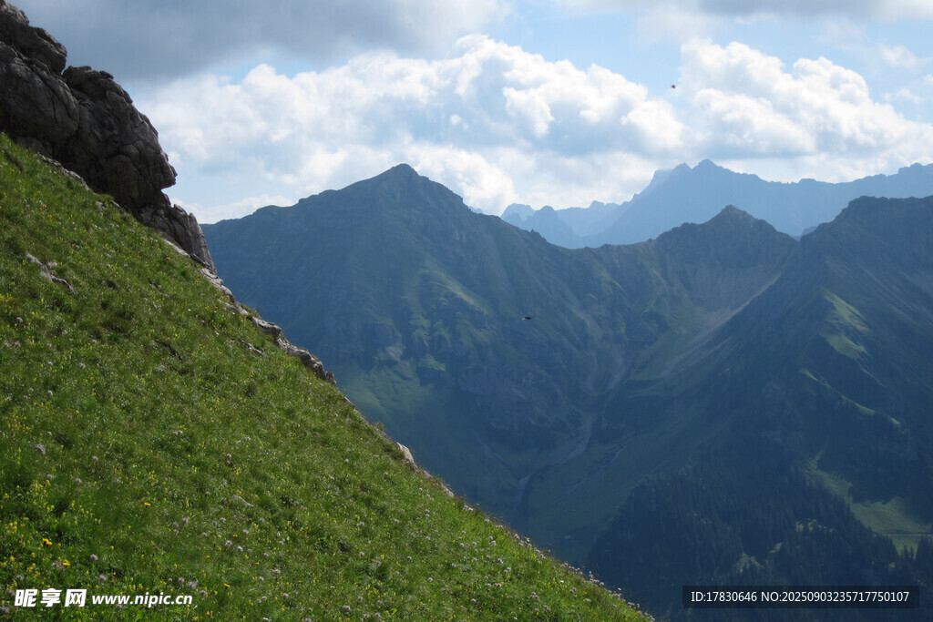 青山绿野间的秀丽山景