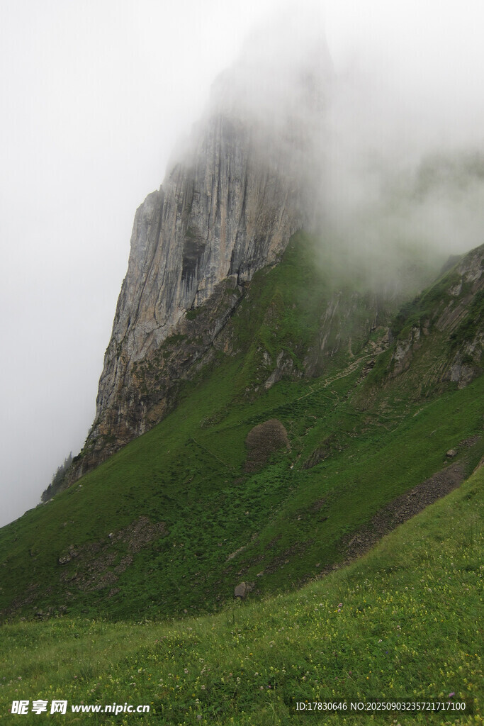 云雾缭绕的巍峨青山
