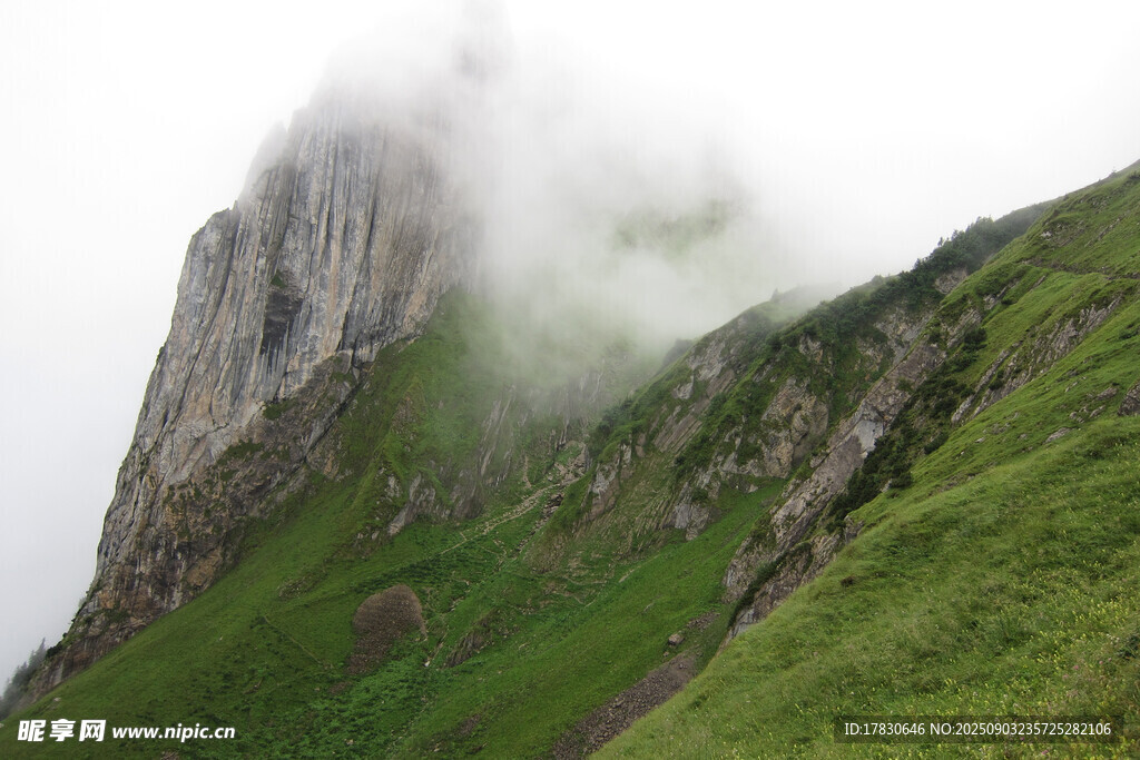云雾缭绕的青山峻岭