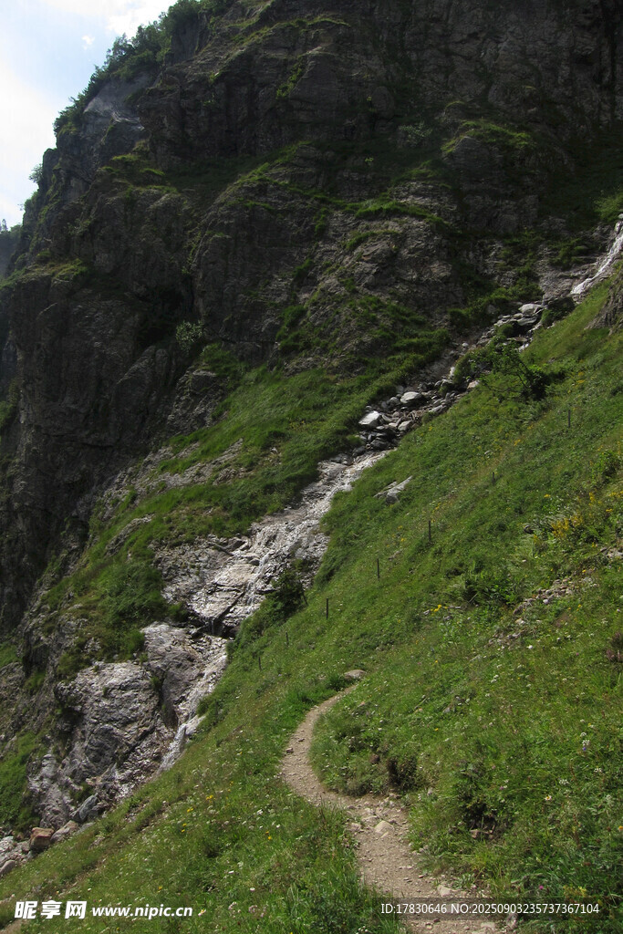 山间小径蜿蜒于葱郁山坡