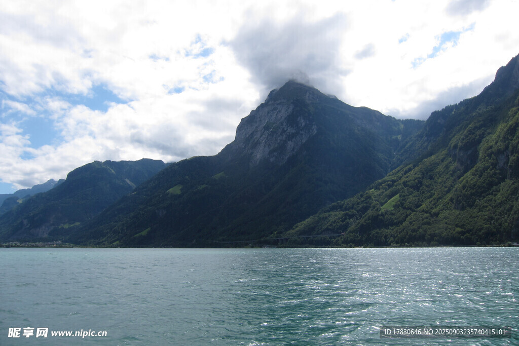 山水相依的美丽湖景