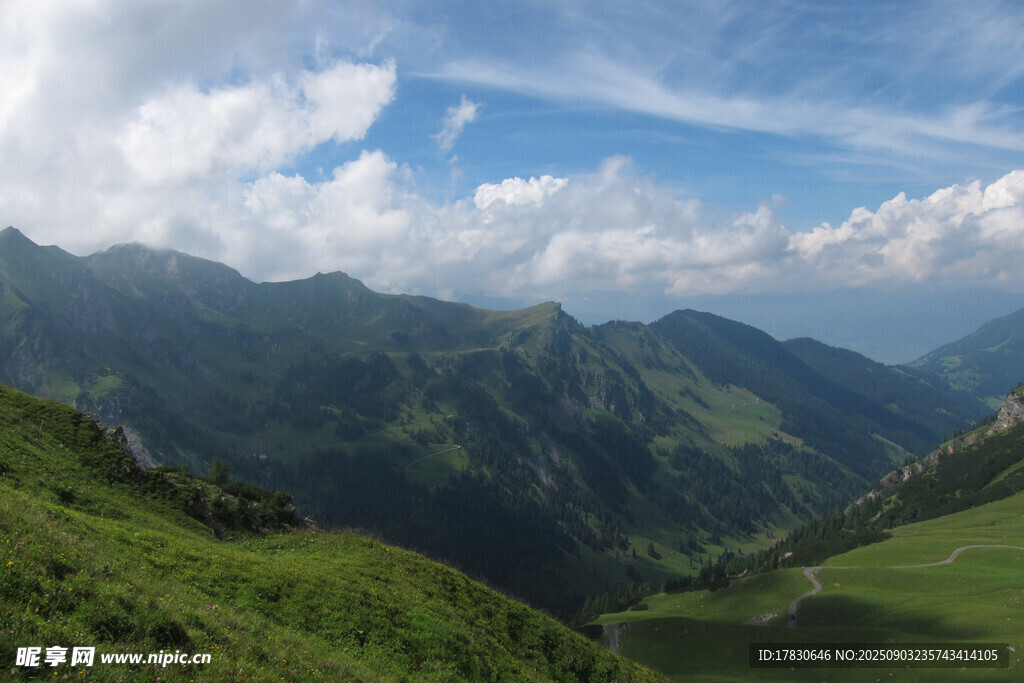 青山绿野间的壮美山景