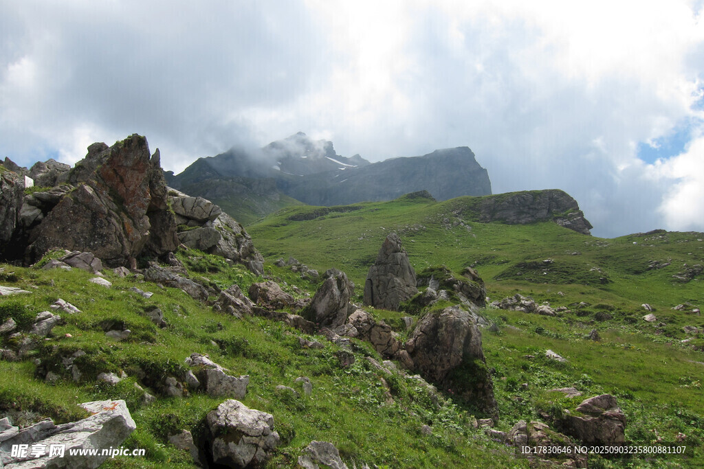 山间绿野与嶙峋岩石景观