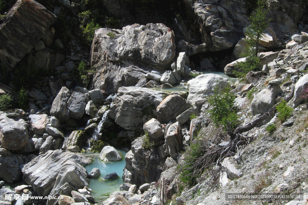 山间幽潭与嶙峋怪石