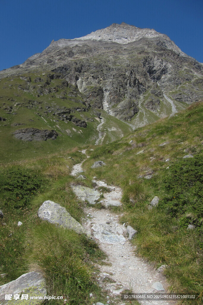 山间小径通往巍峨山峰
