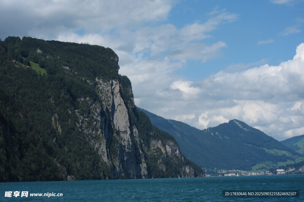 湖畔峻峭山崖壮美风光