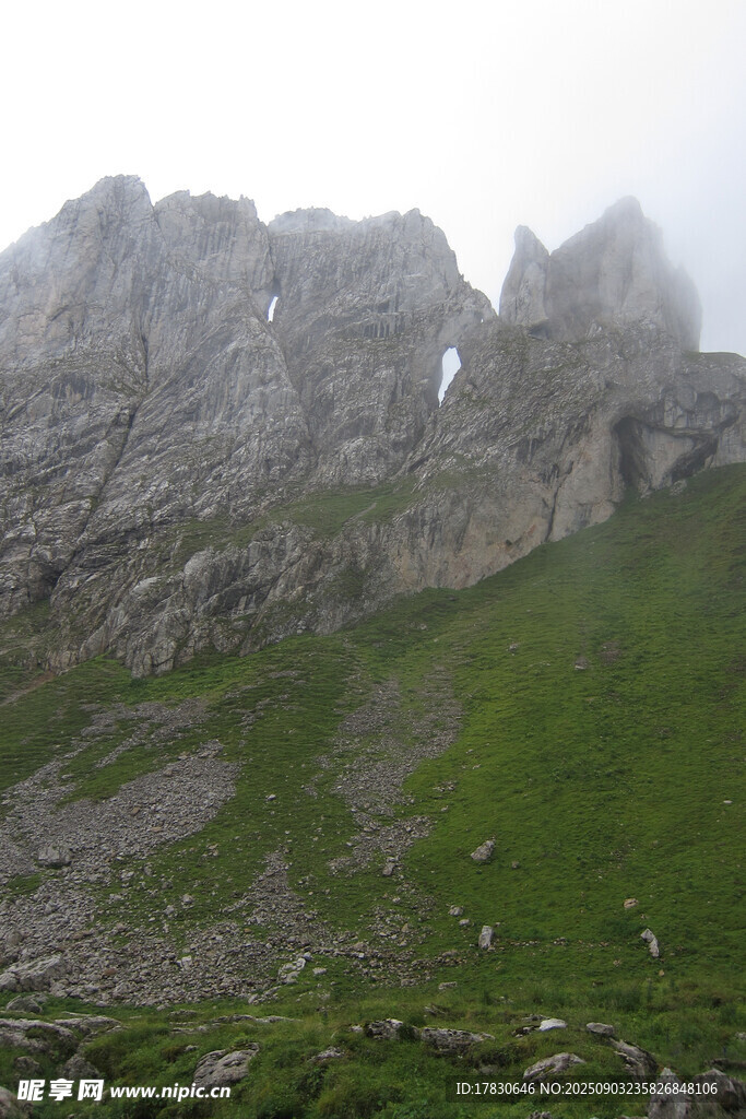 云雾缭绕的峻峭山峰