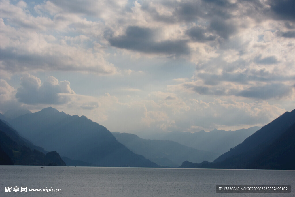 山水间的云雾缭绕美景