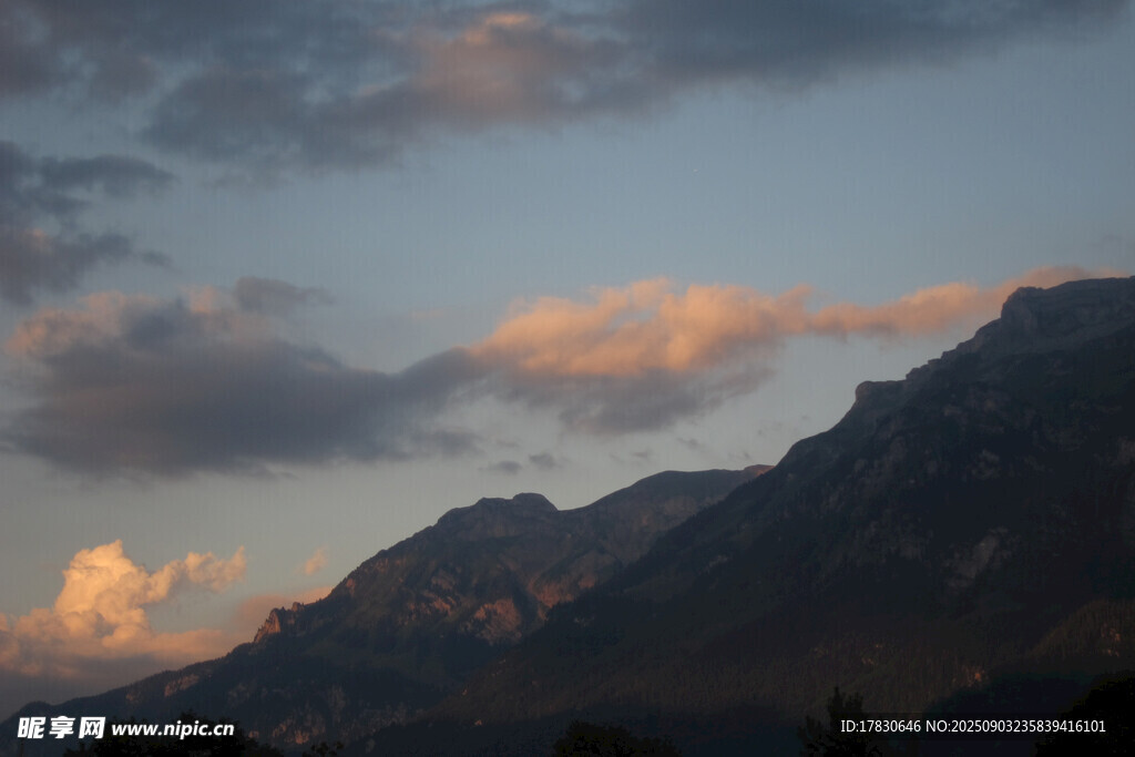 夕阳下的山峦美景
