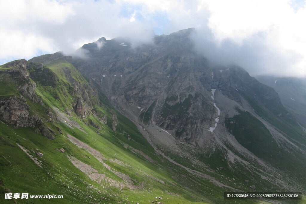 青山云雾缭绕的壮美山景