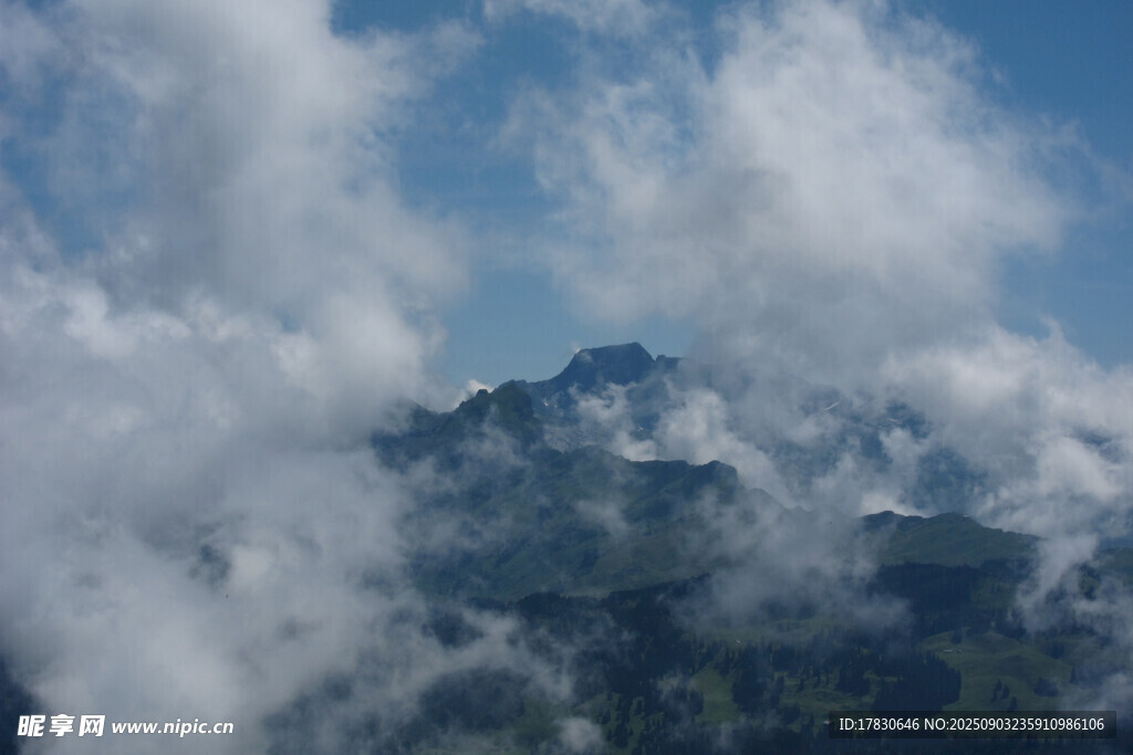 云雾缭绕的山峦美景