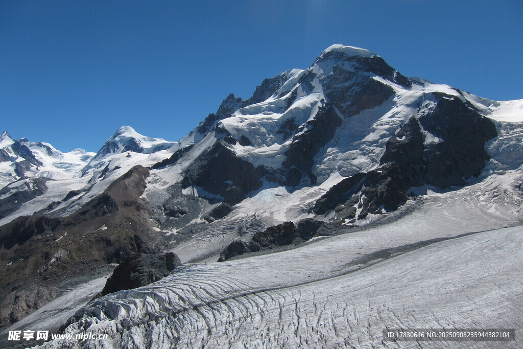 壮丽雪山与冰川景观