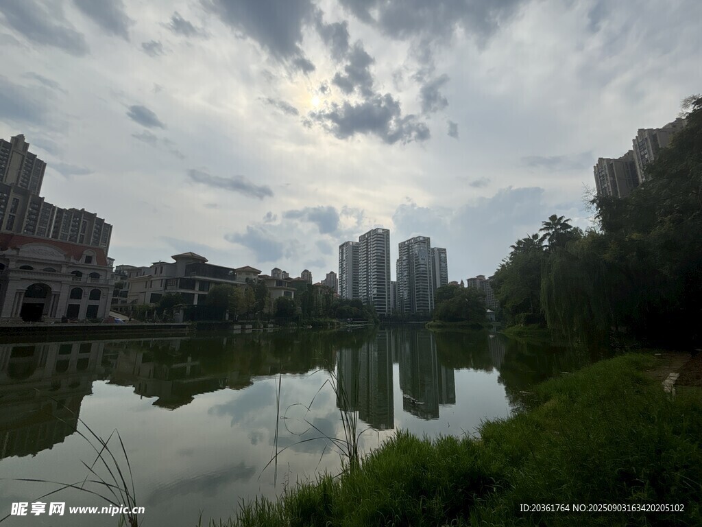 湖畔城市风光倒影美景