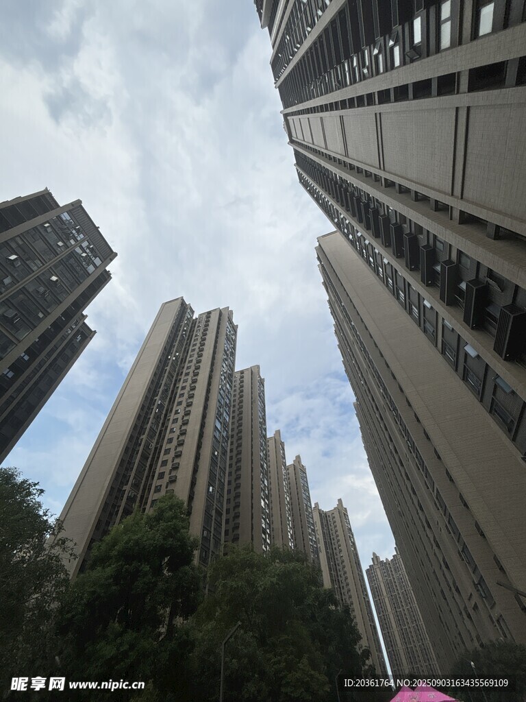 仰视都市高楼建筑群