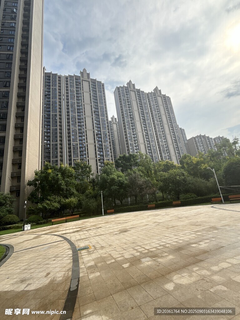 城市高楼与开阔地面景观