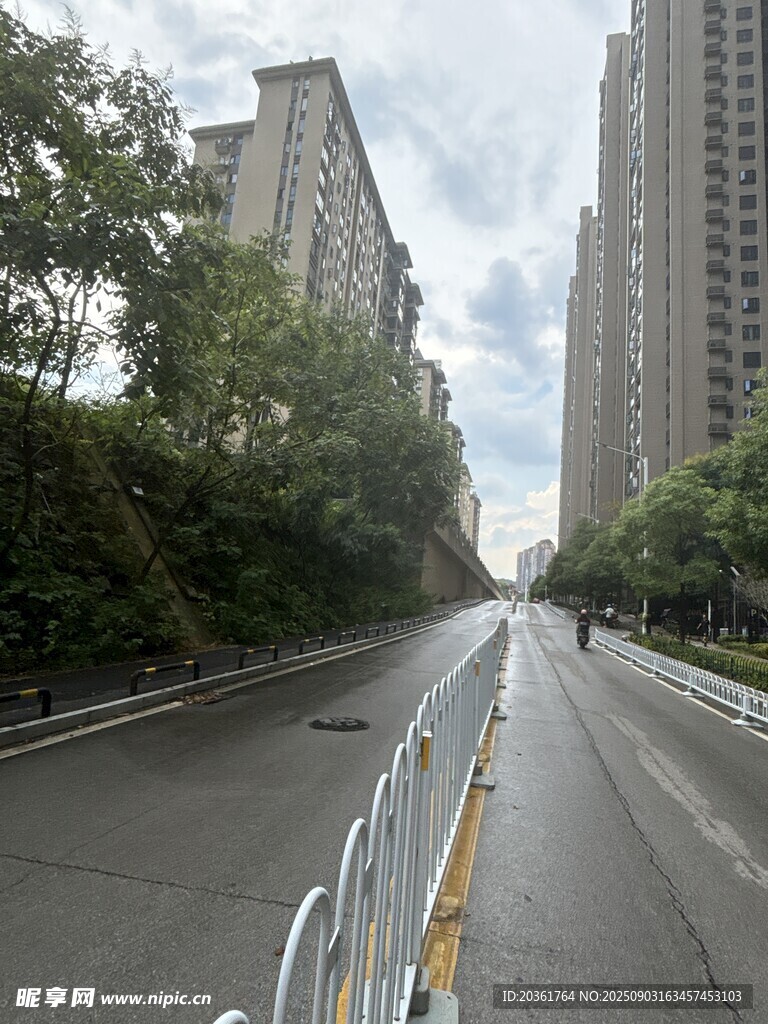 城市空旷街道与两旁高楼