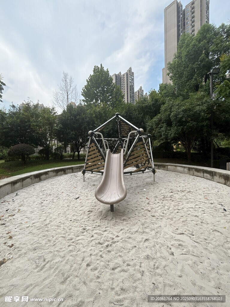 户外沙地区域的儿童滑梯