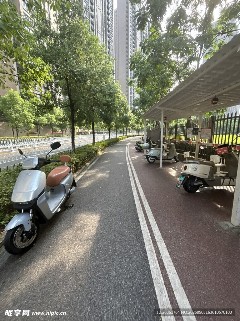 城市街道旁的休闲停放场景